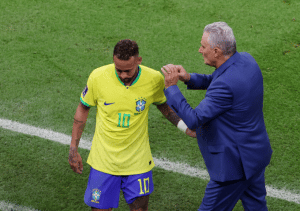 HLV Tite an ủi học trò khi Neymar buồn bã rời sân